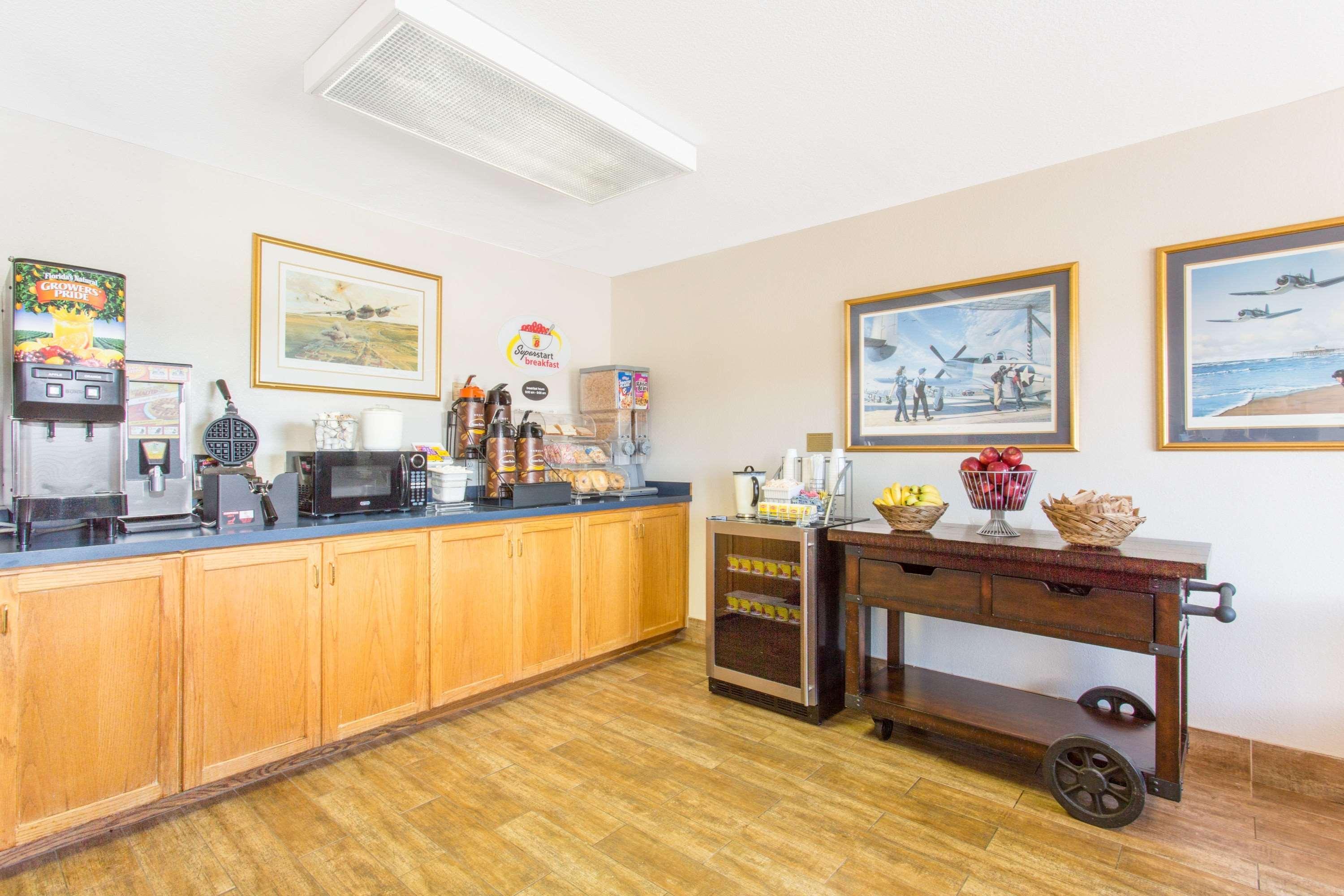 Super 8 By Wyndham Bedford Hotel Buitenkant foto